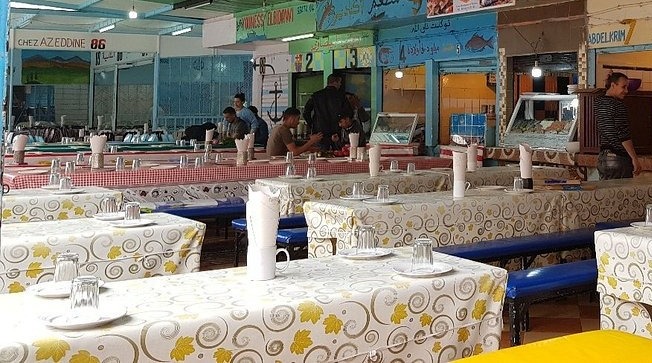 أرباب مطاعم السمك بأكادير يحتجون ضد تهجيرهم ويطالبون بإنصافهم في مشروع « باب المرسى »