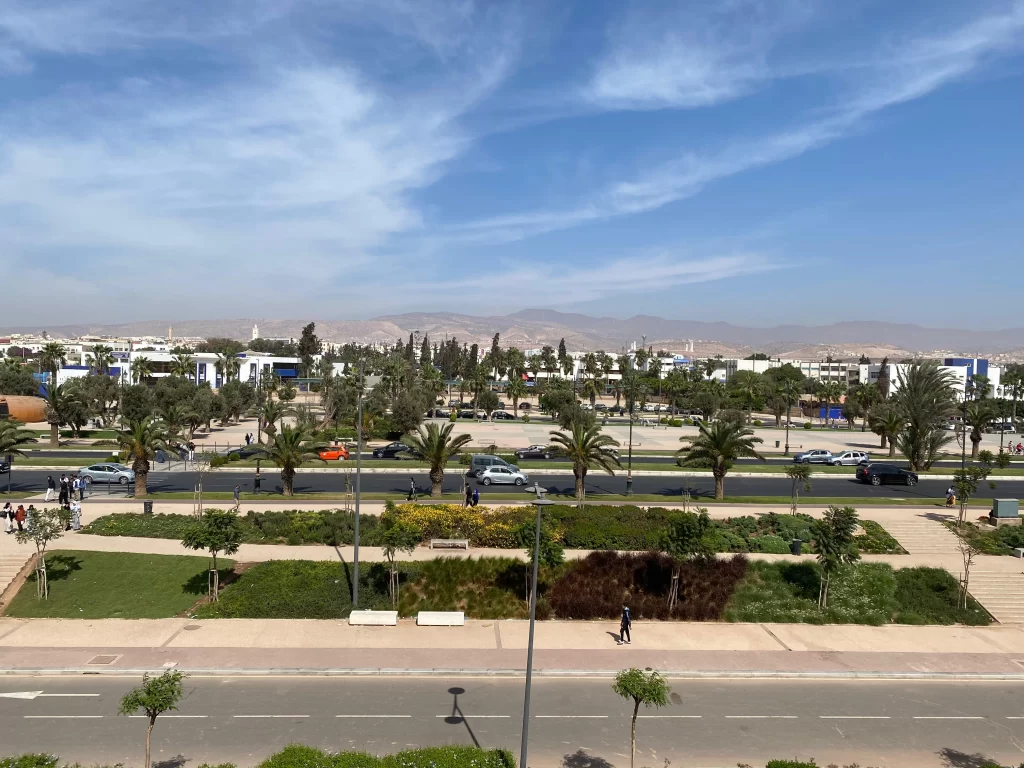 طقس الأحد.. أجواء حارة نسبيا بالجنوب الشرقي والأقاليم الصحراوية مع تشكل ضباب وأمطار خفيفة بالسواحل