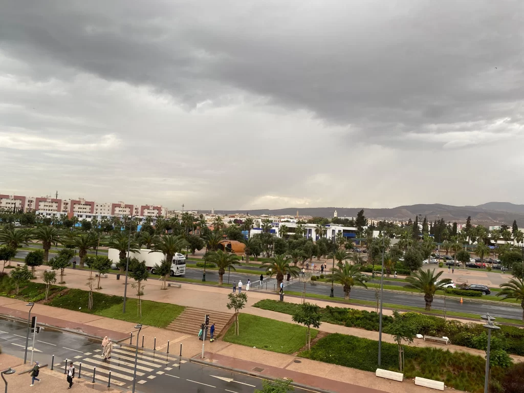 أمطار وزخات رعدية مرتقبة بعدة مناطق بالمملكة.. وثلوج فوق قمم الأطلس الكبير