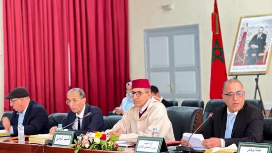 المجلس الإقليمي لاشتوكة آيت باها يعزز الخدمات الصحية والتعليمية والطرقية في دورة استثنائية