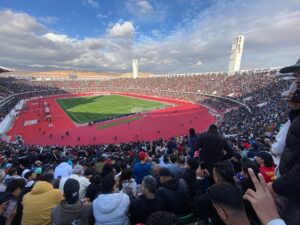 بالفيديو: مدرجات أدرار تمتلئ عن آخرها في قمة مصر وجنوب إفريقيا