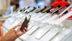 الحكومة تخفض رسم استيراد الهواتف الذكية إلى 2,5% لدعم السوق والتنافسية