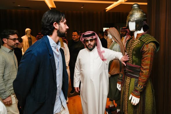 تركي آل الشيخ يتفقد التحضيرات النهائية لفيلم “خالد بن الوليد” في استديوهات الحصن والقدية