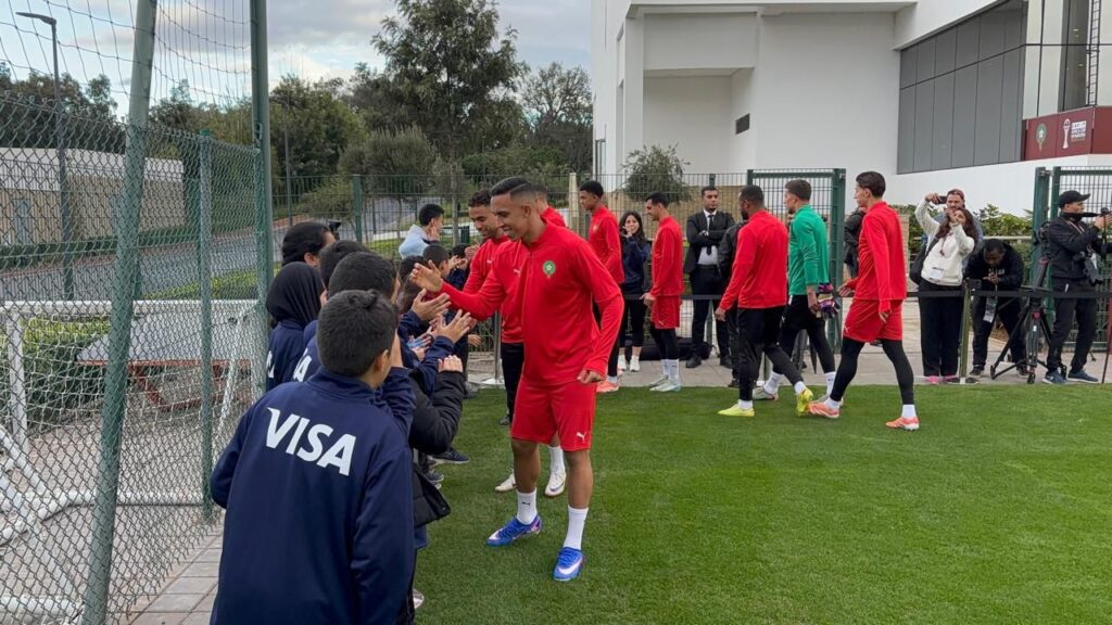 أبناء أسرة الأمن الوطني يزورون المنتخب المغربي خلال تدريبات كأس إفريقيا 2025
