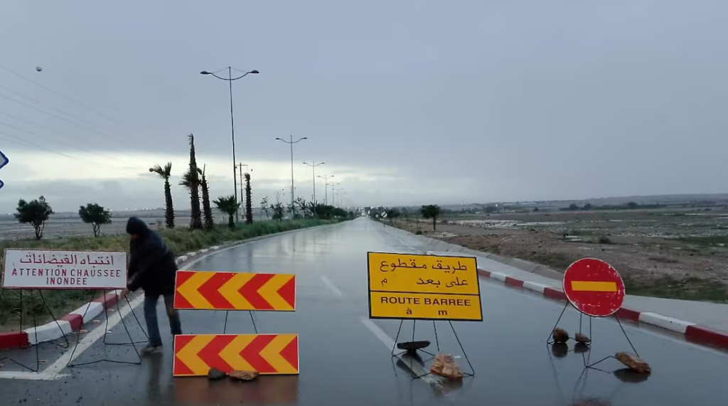 أمطار غزيرة تقطع الطريق بين تيزنيت وأكادير وتستدعي تدخل السلطات
