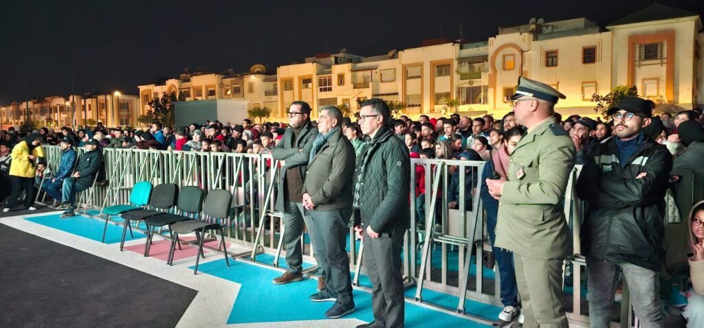 من Fan Zone بنسركاو… والي جهة سوس ماسة سعيد أمزازي يواكب مباراة المنتخب الوطني رفقة مسؤولين محليين