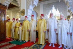 صاحب الجلالة الملك محمد السادس يؤدي صلاة عيد الفطر بمسجد أهل فاس بحضور أفراد الأسرة الملكية وكبار المسؤولين