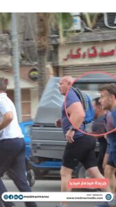 الرئيس إيمانويل ماكرون وزوجته يتجولان
