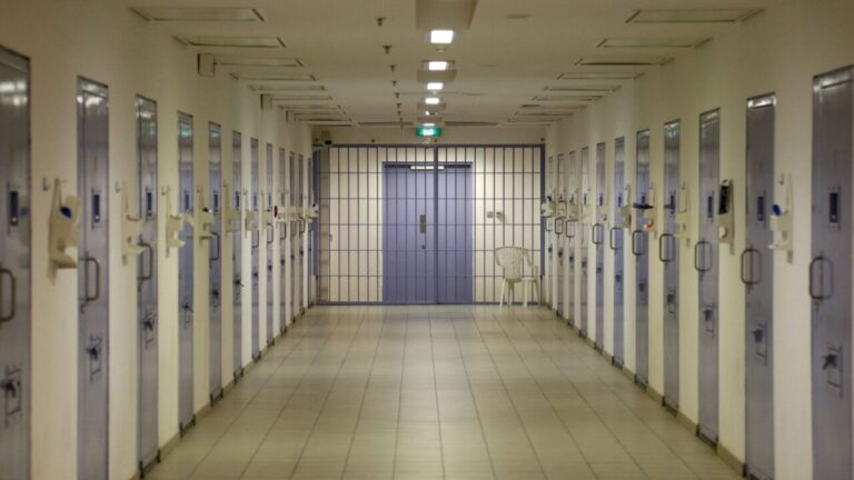 طنجة.. قافلة طبية متعددة التخصصات لدعم إعادة إدماج النزلاء السابقين وأسرهم