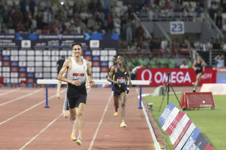 سفيان البقالي يتألق بالرباط ويحقق أفضل توقيت عالمي في سباق 3000 متر موانع