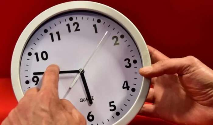 الحكومة تعلن العودة إلى التوقيت القانوني للمملكة ابتداء من نهاية الصيف