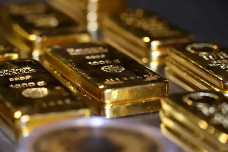 الذهب يواصل التراجع وسط ضغوط الأسواق ويقترب من أدنى مستوياته الأسبوعية