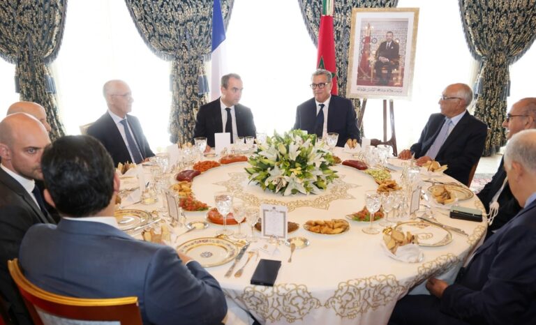 جلالة الملك يقيم مأدبة غداء على شرف الوزير الأول الفرنسي عقب الاجتماع رفيع المستوى المغربي-الفرنسي